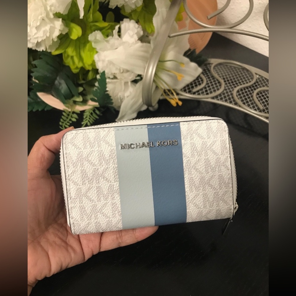 Michael kors zip around card holder